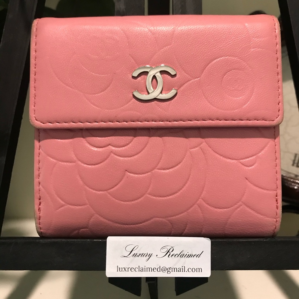 💯 Auth Chanel Camellia Bifold Wallet Pink 💕